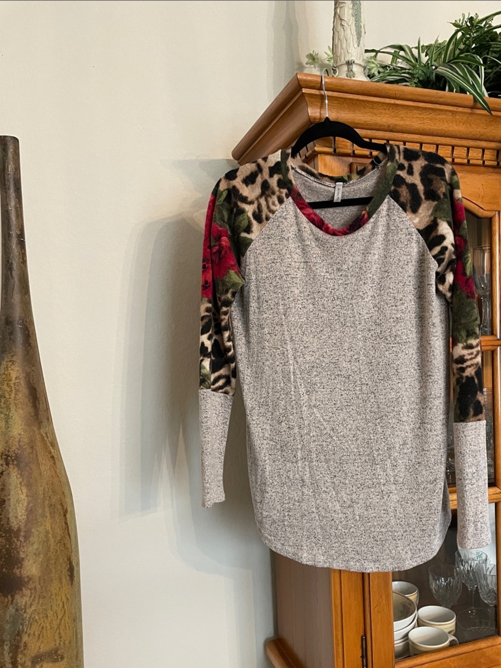 Acting Pro Heather Gray Raglan Top with Floral Leopard Sleeves SZ Large